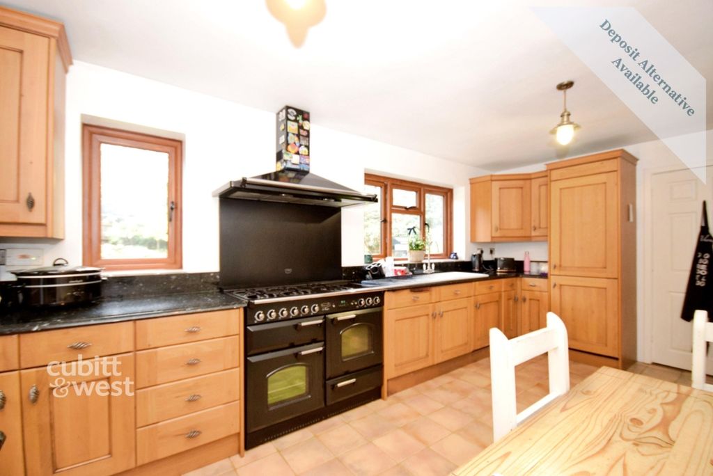 Additional image 4 of 6 bed detached house to rentCrawley Lane, Crawley RH10