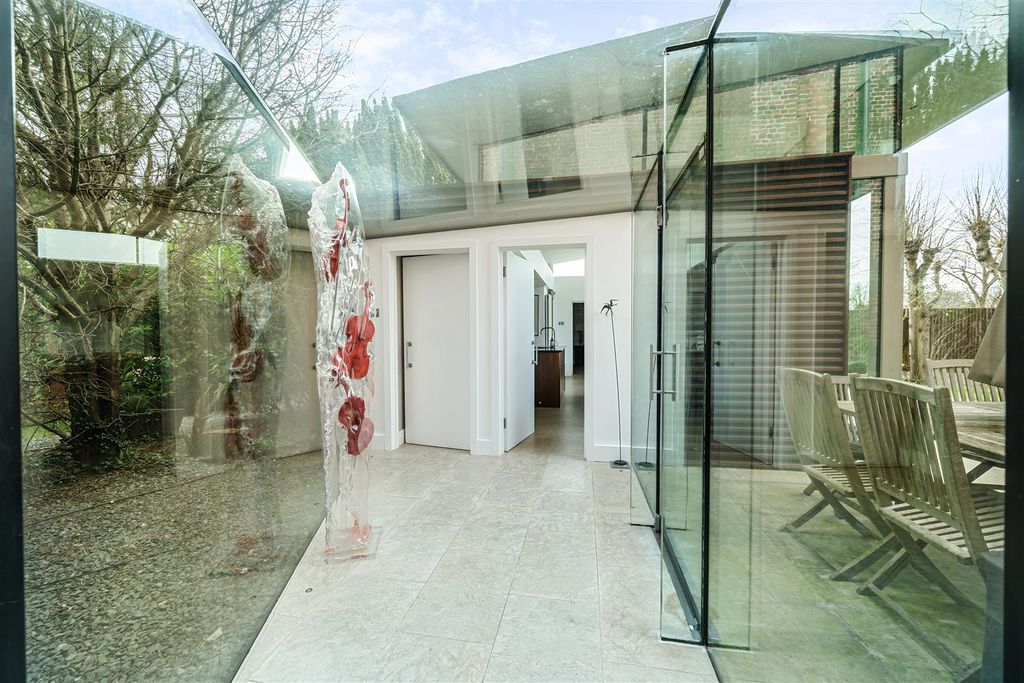 Additional image 16 of 6 bed detached house to rentPelhams Walk, Esher KT10