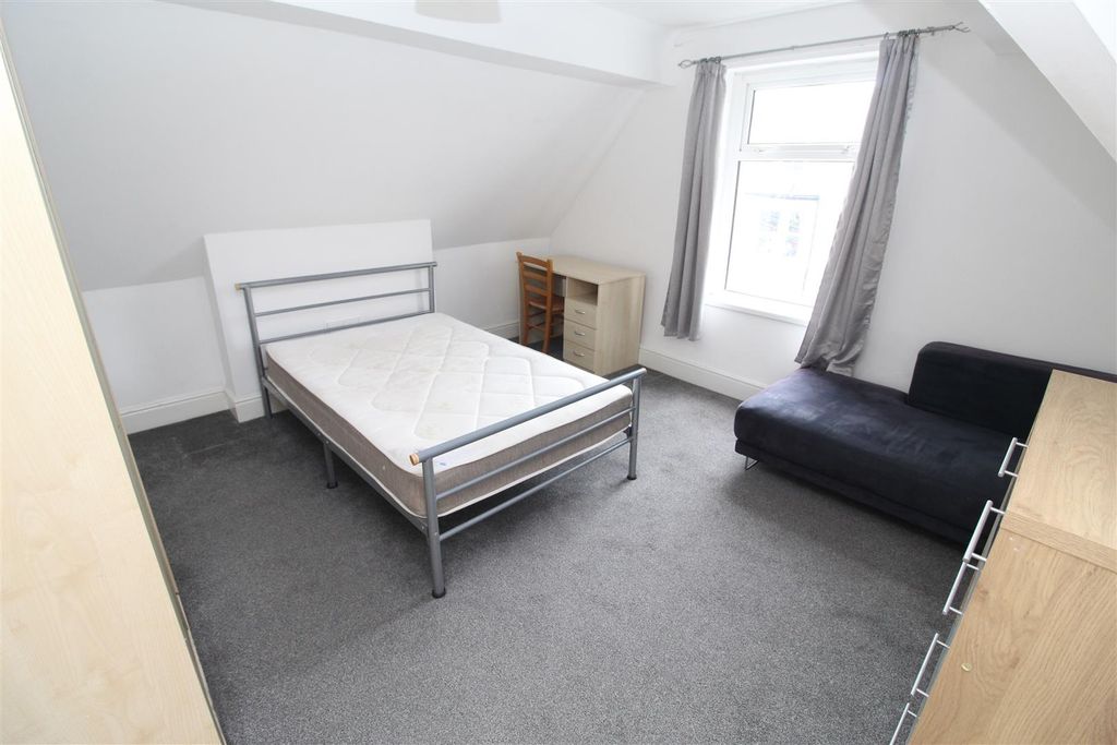 4 bed flat to rentGordon Road, Roath, Cardiff CF24