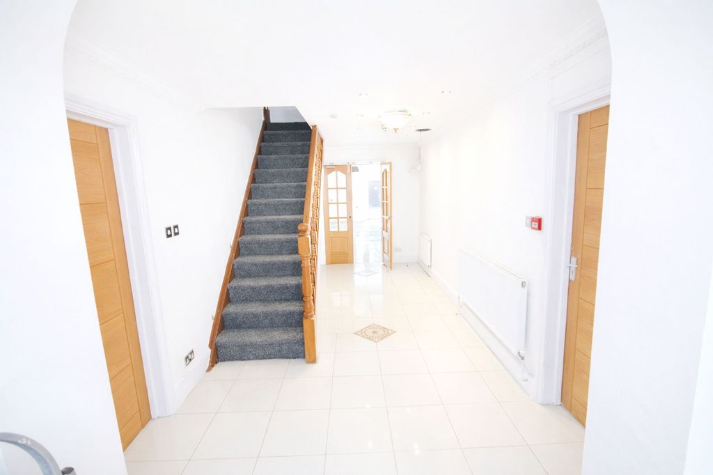 Additional image 7 of 9 bed detached house to rentSomerset Way, Iver SL0