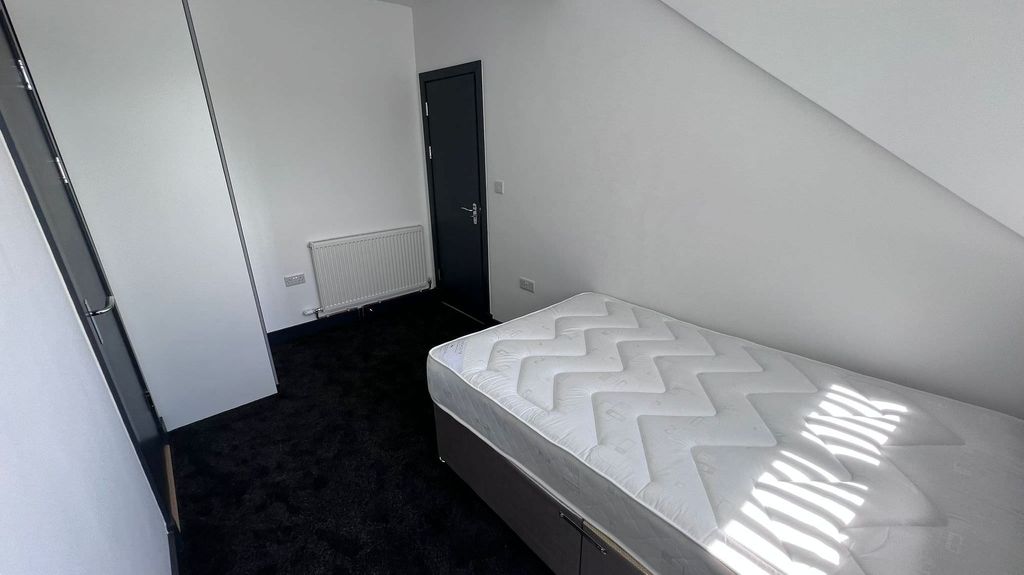 4 bed shared accommodation to rentKing Edwards Road, Swansea SA1 photo 3
