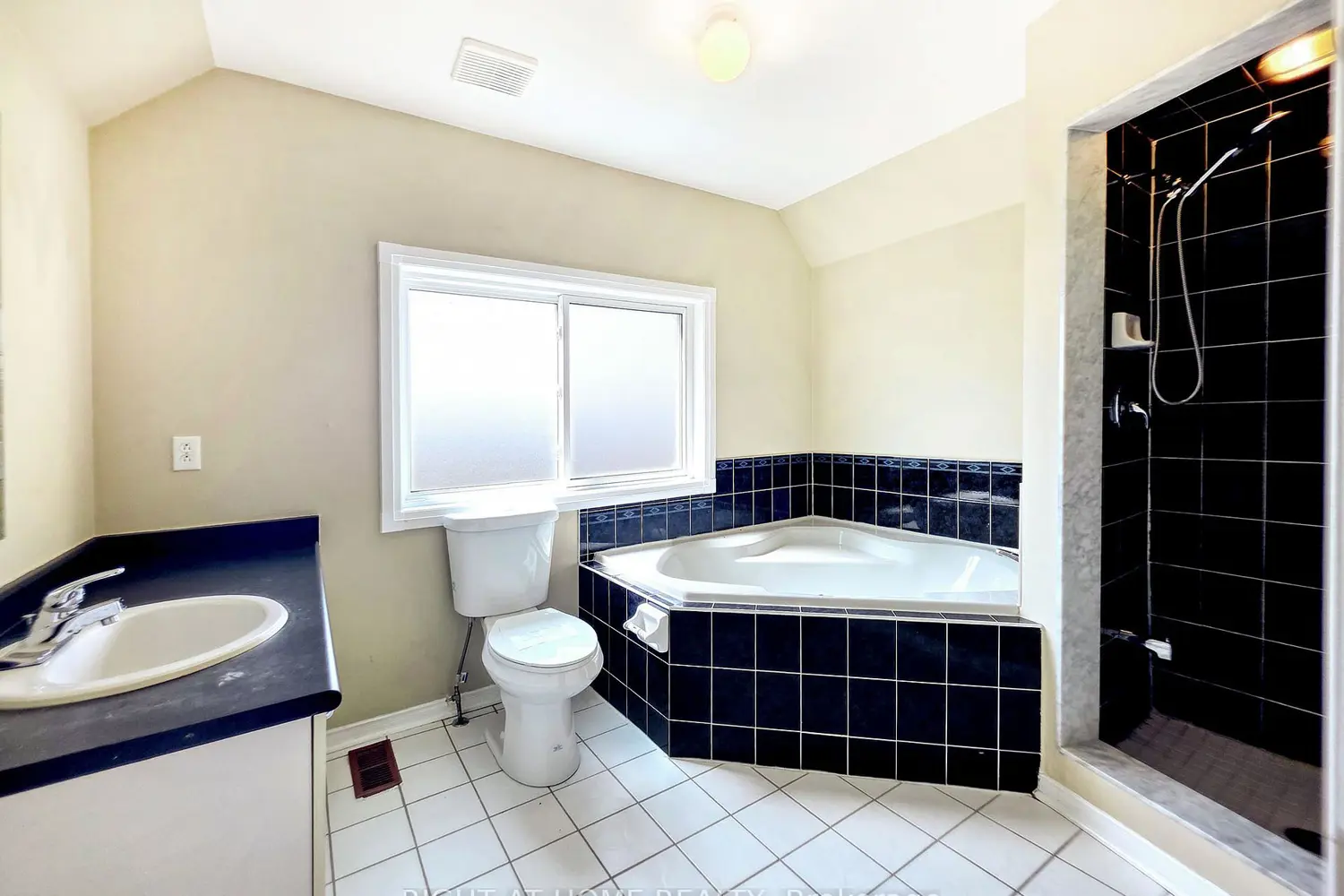 Additional image 14 of 98 Spadina Road