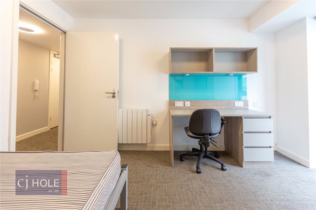 4 bed flat to rentCheswick Campus, The Square, Long Down Avenue, Bristol BS16 photo 2