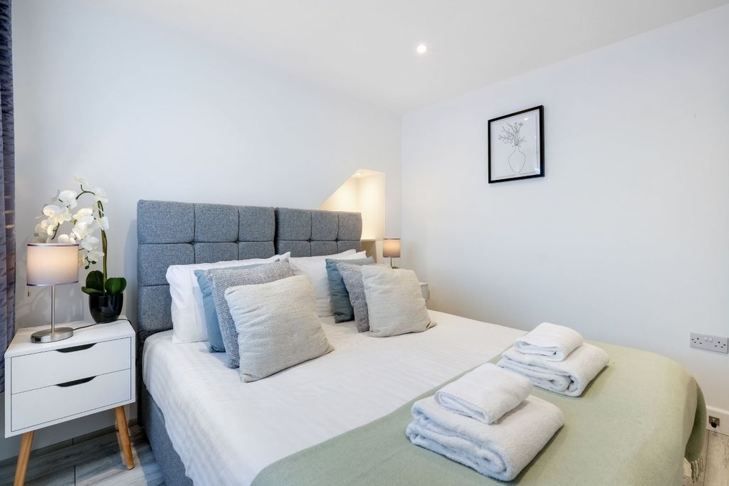 Additional image 10 of 6 bed semi-detached house to rentChurch Road, Iver SL0