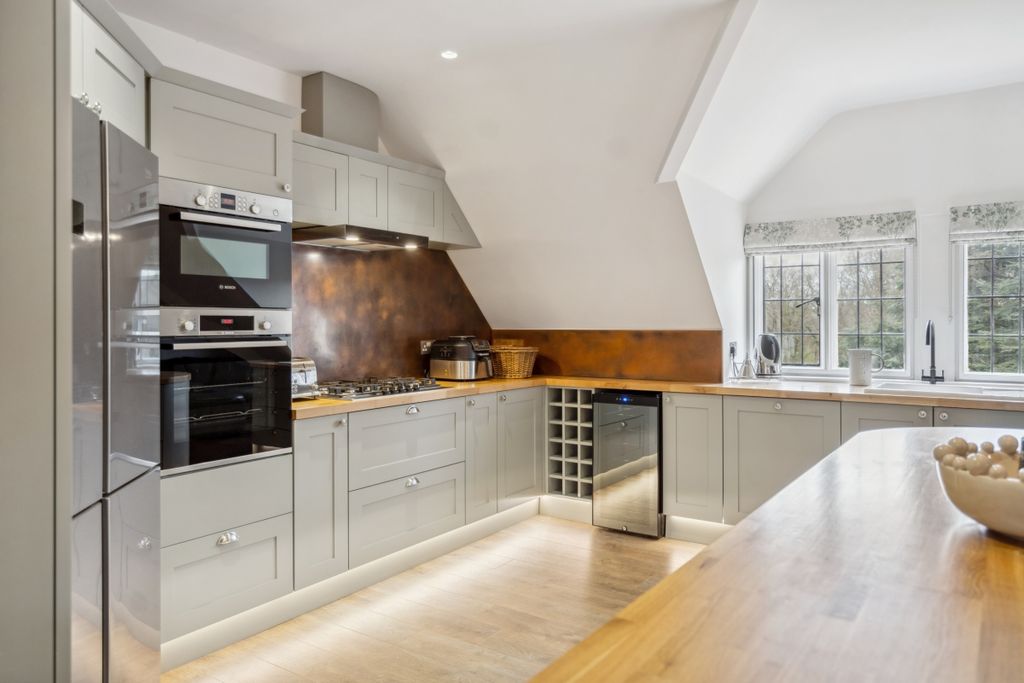 Additional image 5 of 3 bed flat to rentFramewood Road, Stoke Poges, Slough SL2
