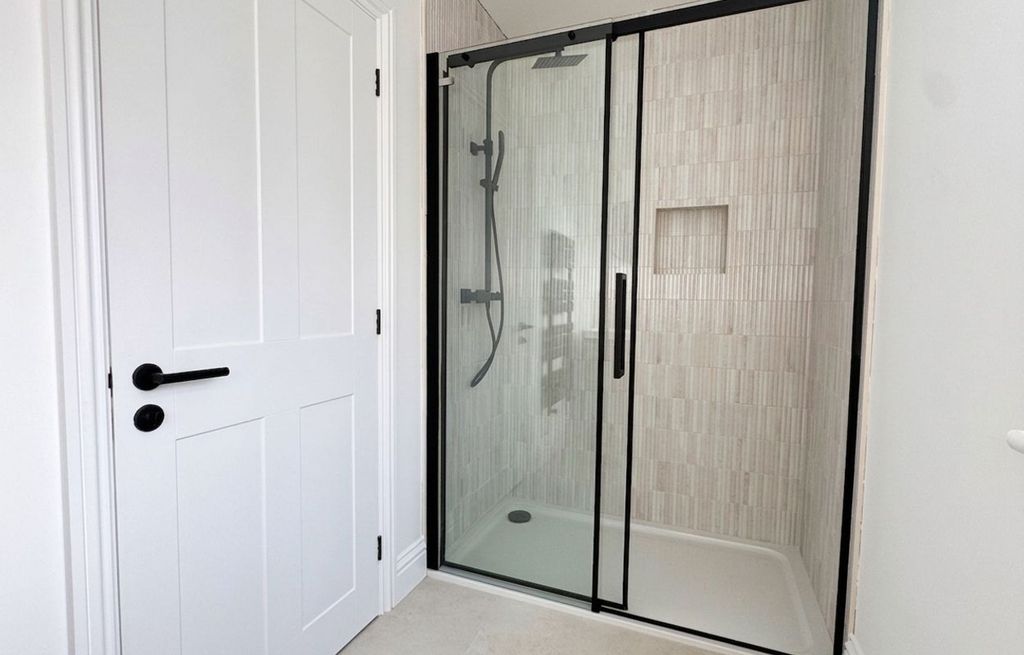 Additional image 9 of 2 bed flat to rentSpringfield Road, Horsham RH12
