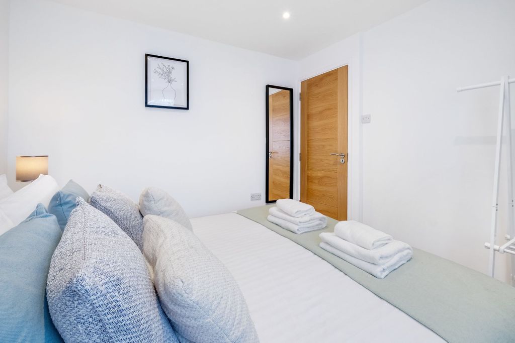Additional image 11 of 6 bed semi-detached house to rentChurch Road, Iver SL0