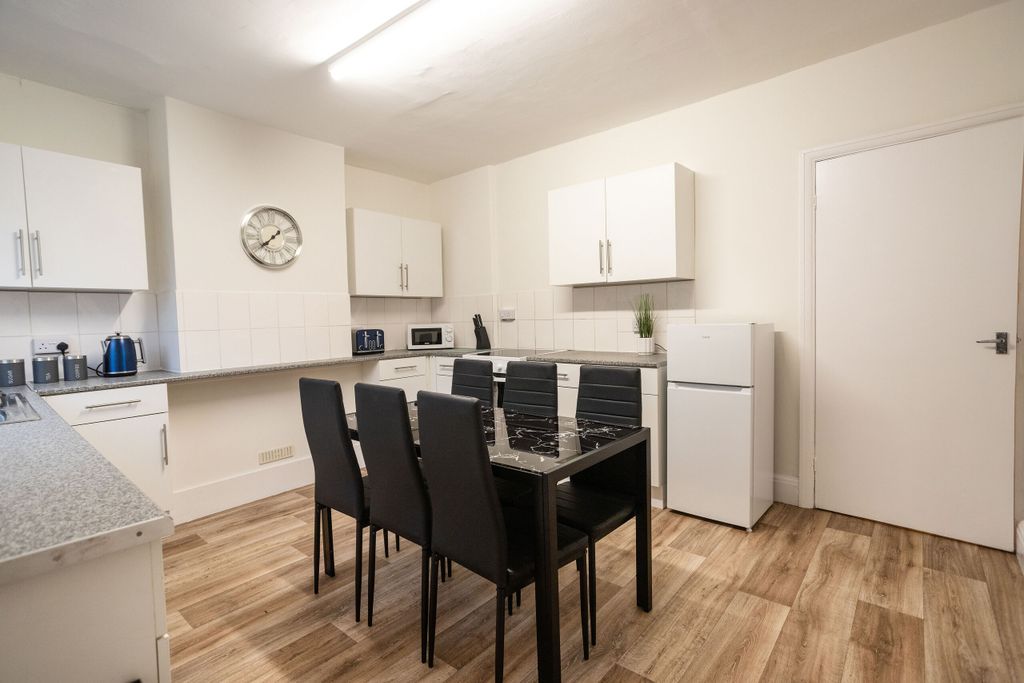 Additional image 2 of 3 bed flat to rentDownend Road, Downend, Bristol, Gloucestershire BS16