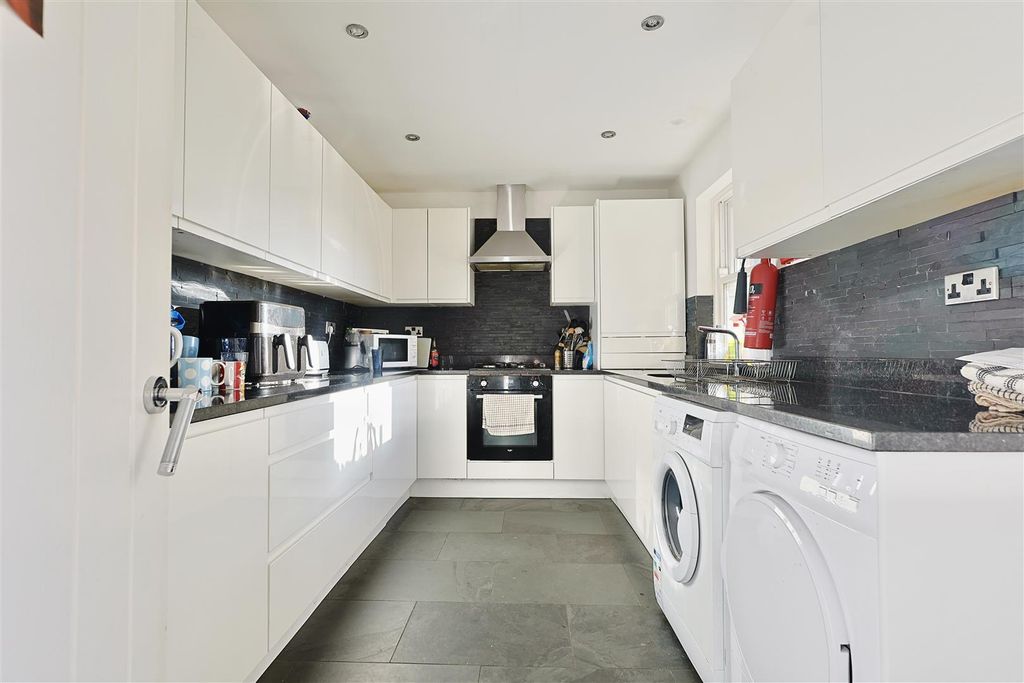 5 bed shared accommodation to rentSummerhill Terrace, Summerhill Square, Newcastle Upon Tyne NE4 photo 2