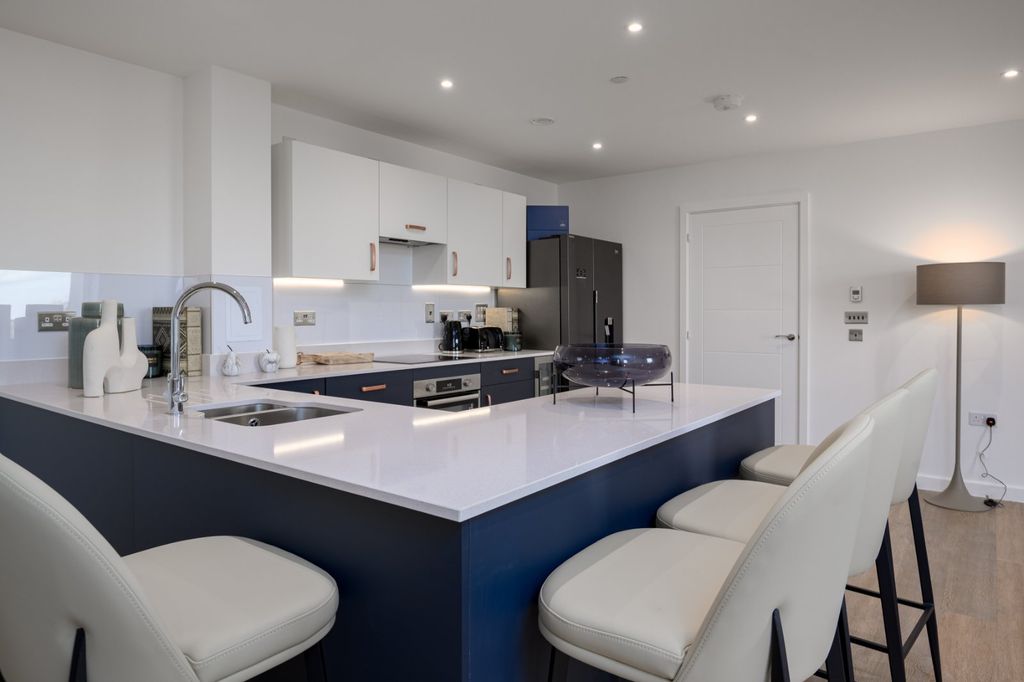 Additional image 12 of Studio to rentStation Avenue, Walton-On-Thames KT12