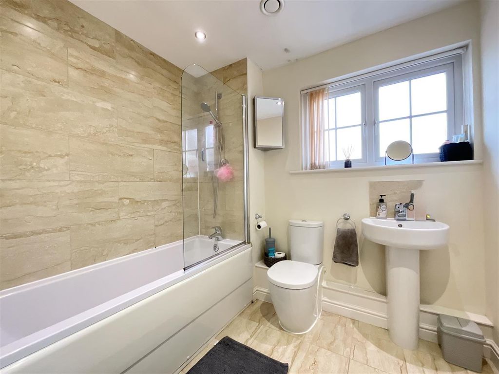 2 bed flat to rentLong Down Avenue, Bristol BS16 photo 5