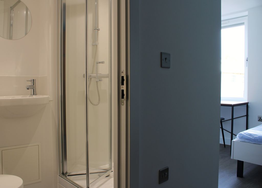 3 bed flat to rentLower Bristol Road, Bath BA2 photo 3