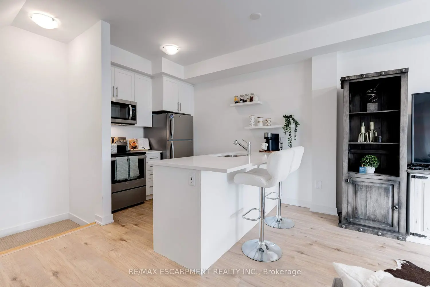 Additional image 6 of 590 North Service Road 46