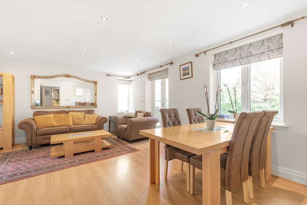 Additional image 2 of 3 bed flat to rentStrand Drive, Richmond TW9