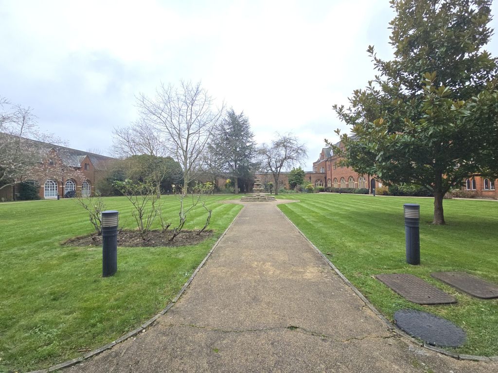 Additional image 16 of 2 bed flat to rentConvent Court, Windsor SL4