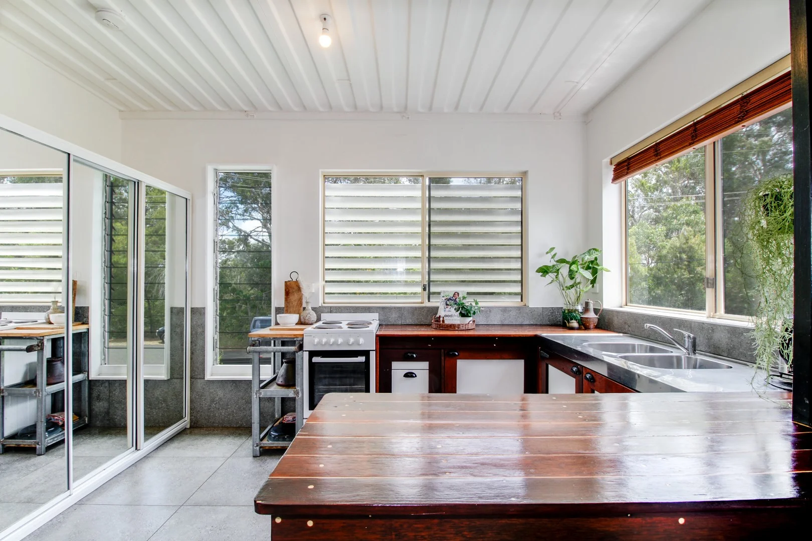 22 Waterside Dr, Macleay Island QLD 4184