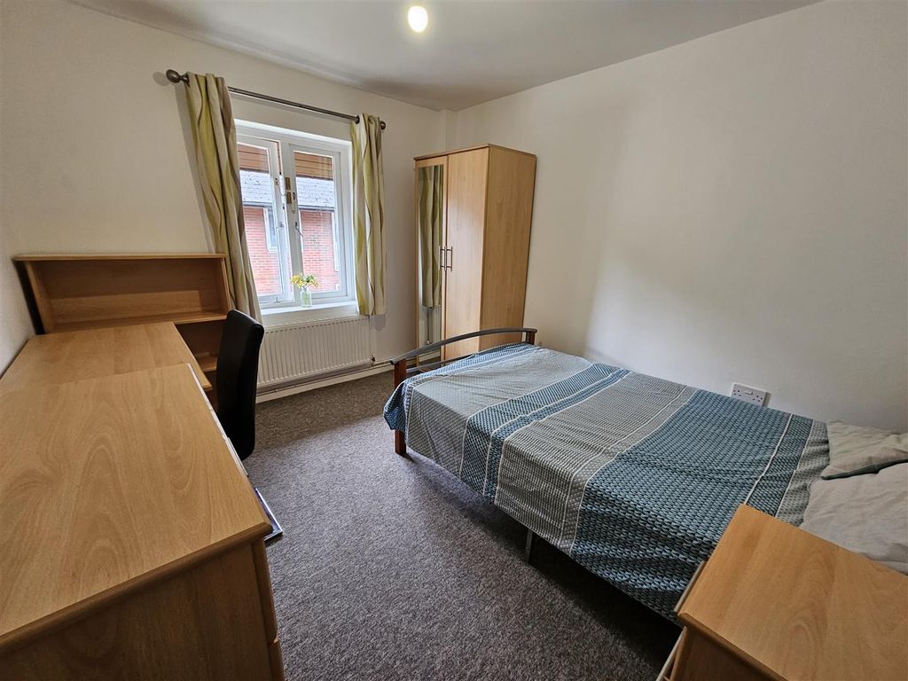 5 bed shared accommodation to rent5 The Forum, Tiverton Way, Cambridge - Group Saver CB1 photo 4