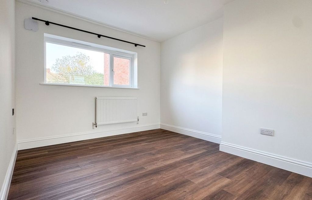 Additional image 11 of 2 bed flat to rentSpringfield Road, Horsham RH12