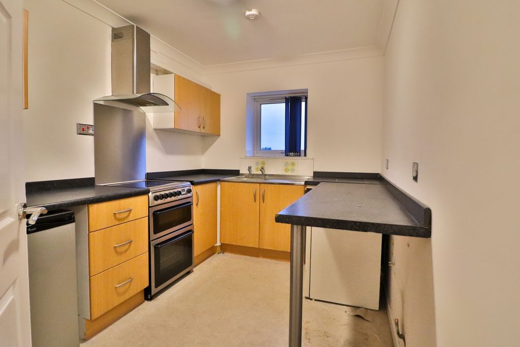 Additional image 2 of 2 bed flat to rentFlat 4, 2nd Floor Flat, Express Buildings, 2A Howsell Road, Malvern WR14