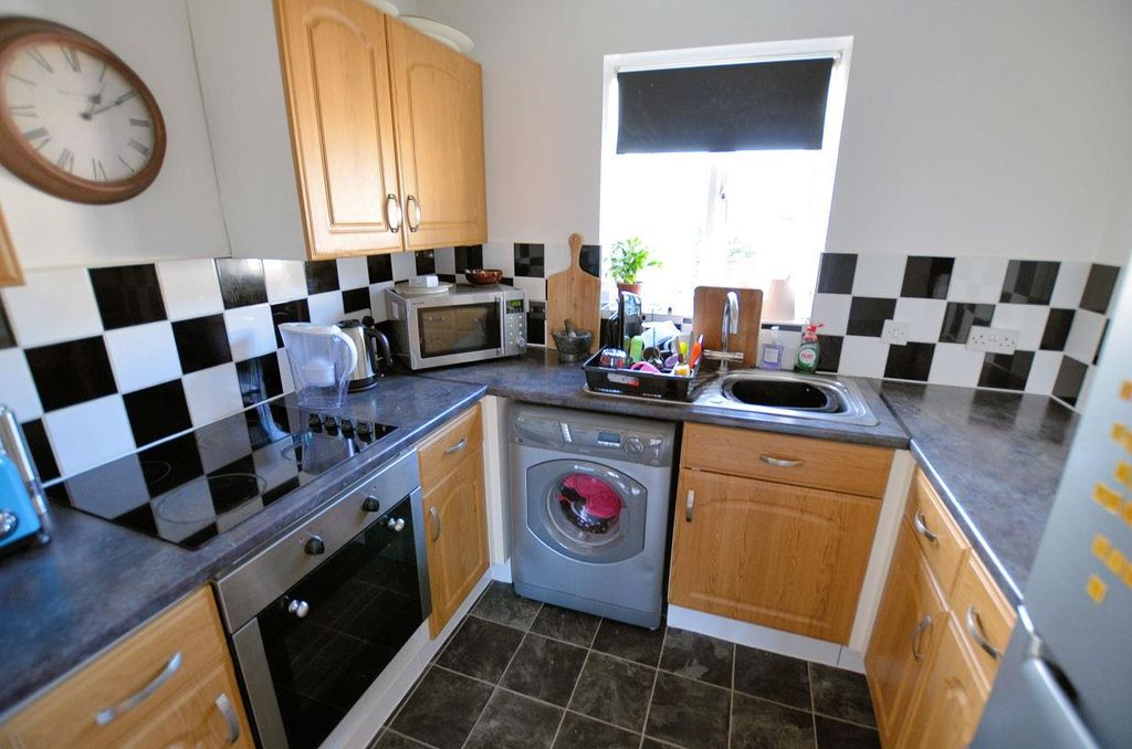 Additional image 2 of 2 bed flat to rentAdwood Court, Thatcham RG19