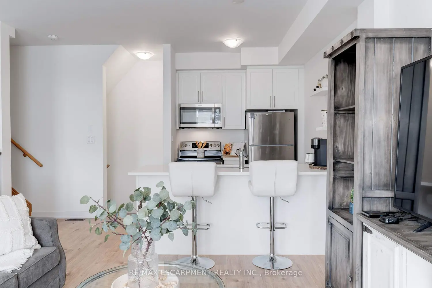 Additional image 11 of 590 North Service Road 46