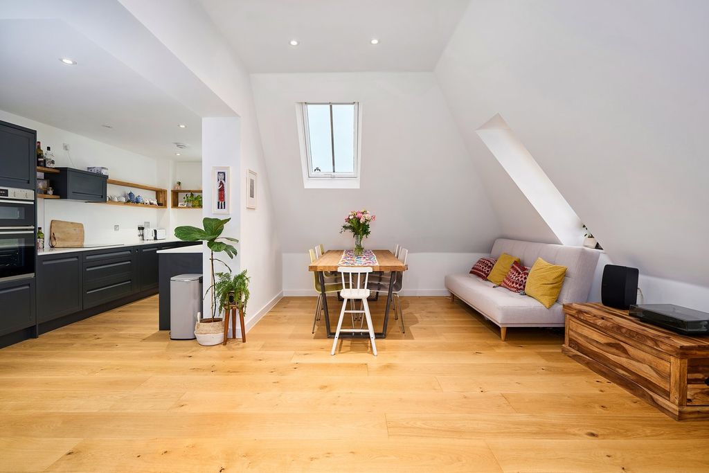 2 bed flat to rentBloomfield Park, Bath BA2 photo 3