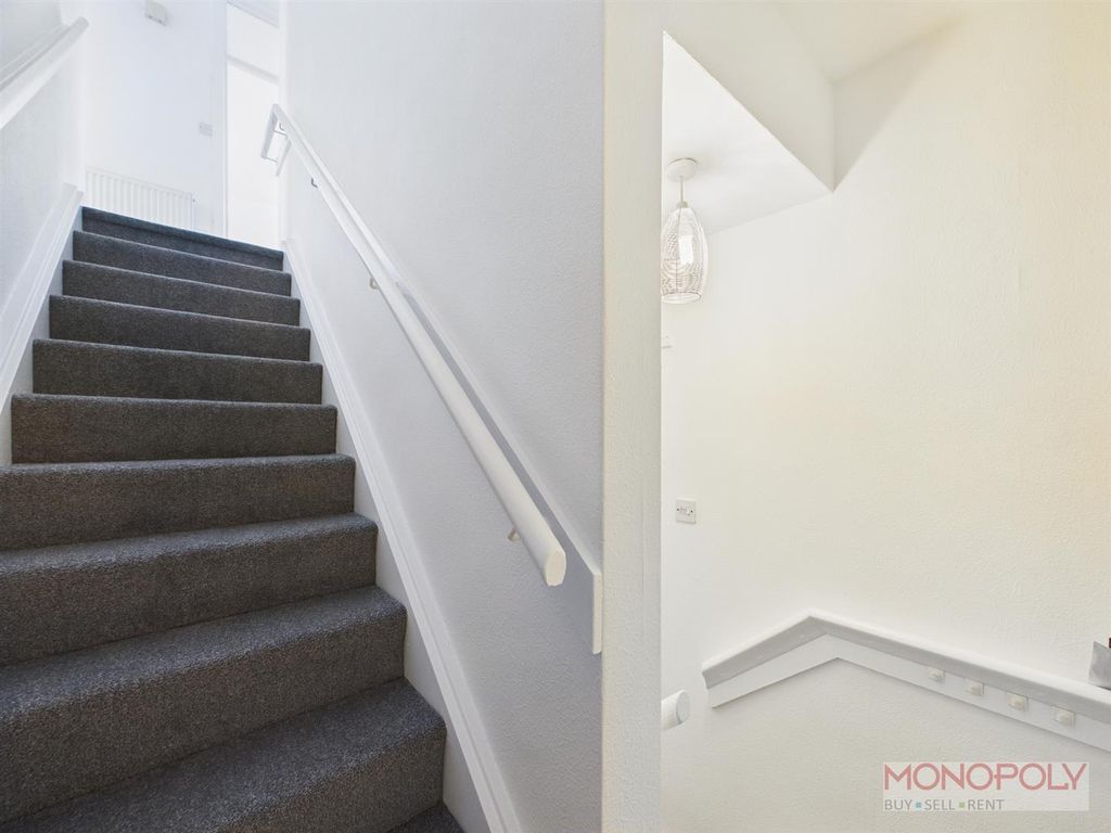 2 bed flat to rentStabler Crescent, Wrexham LL11 photo 2