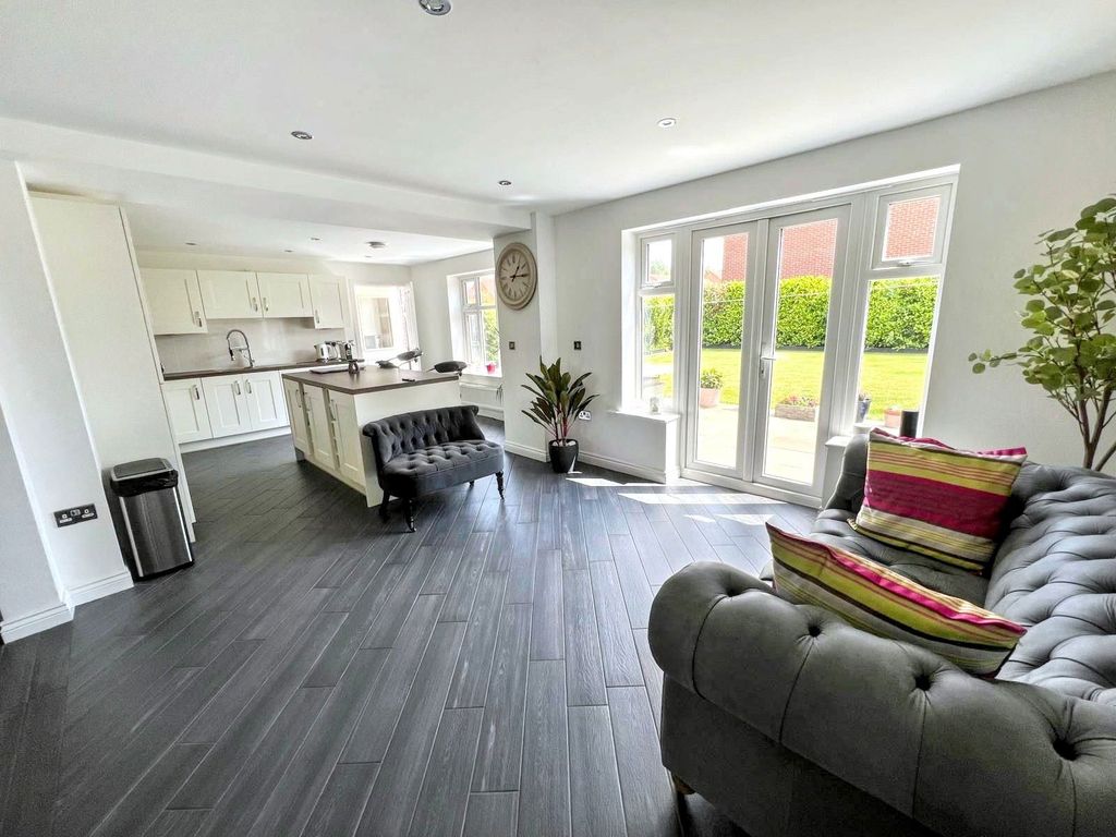 Additional image 2 of 4 bed detached house to rentSaltwick Gardens, Whitley Bay NE25
