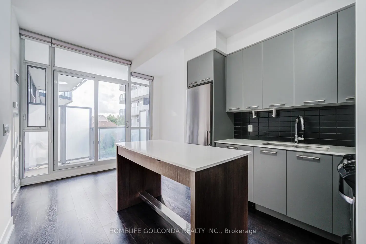 9471 Yonge Street 334 photo 4