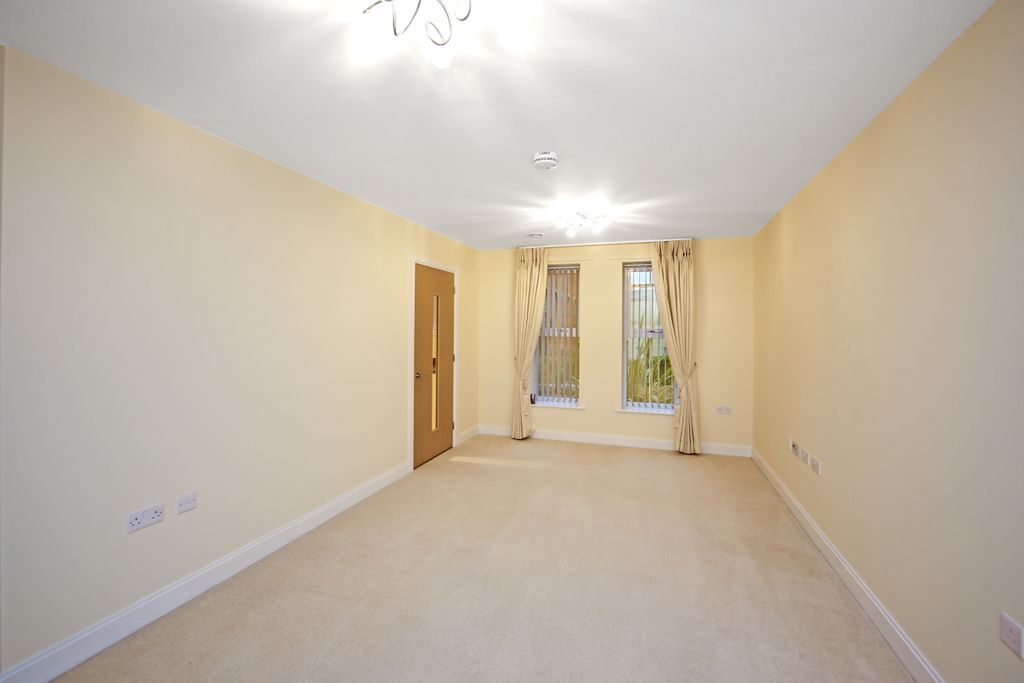 2 bed flat to rentClive Road, Batchley, Redditch B97 photo 2