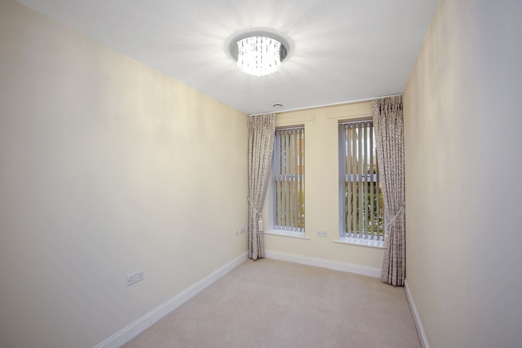 2 bed flat to rentClive Road, Batchley, Redditch B97 photo 4