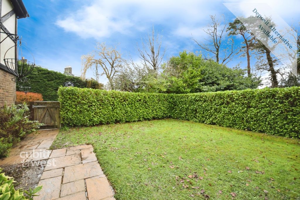 Additional image 6 of 6 bed detached house to rentCrawley Lane, Crawley RH10