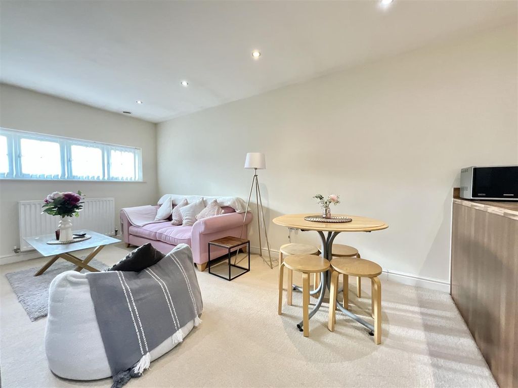 2 bed flat to rentLong Down Avenue, Bristol BS16 photo 2