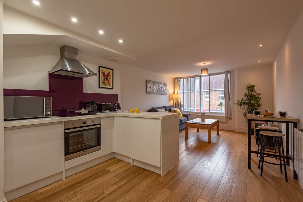 Additional image 3 of 2 bed flat to rentBear Lane, Newbury RG14