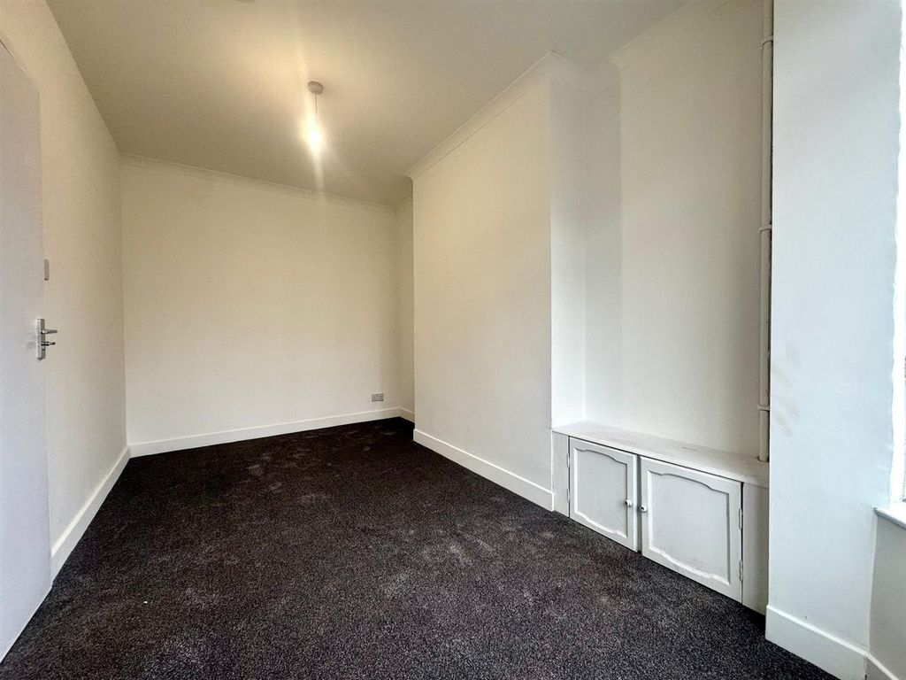 4 bed terraced house to rentEasemore Road, Redditch B98 photo 3