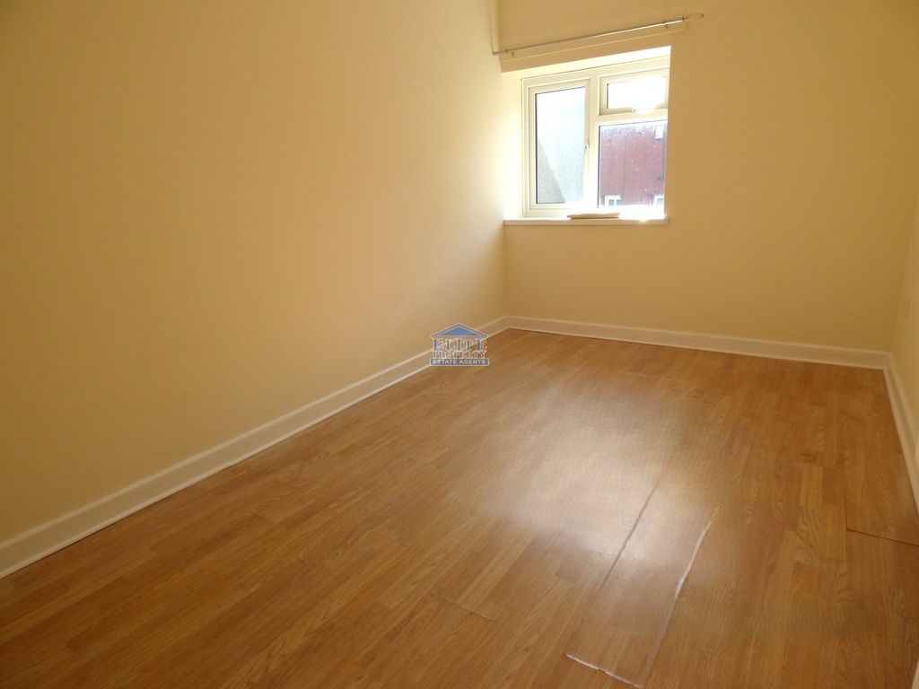 2 bed flat to rentFlat, 2B Gwalia Buildings, Commercial Street, Ogmore Vale, Bridgend. CF32 photo 5