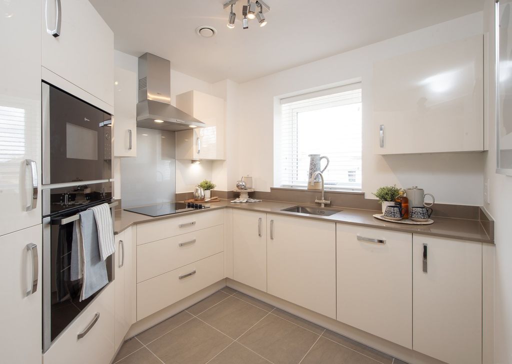 Additional image 2 of 2 bed flat to rentQueens Road, Weybridge KT13