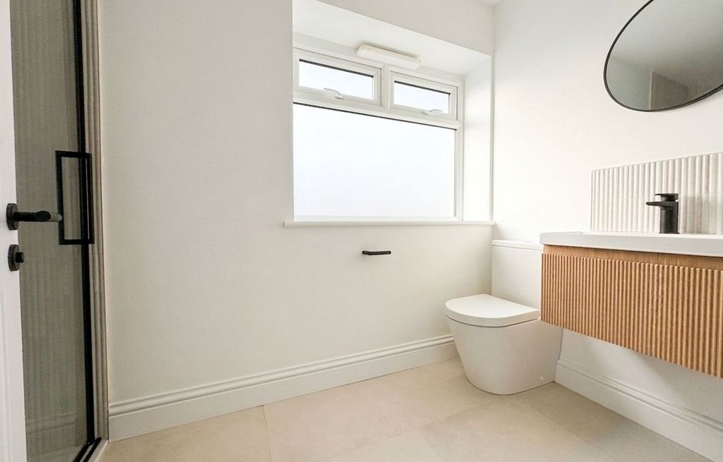 Additional image 3 of 2 bed flat to rentSpringfield Road, Horsham RH12