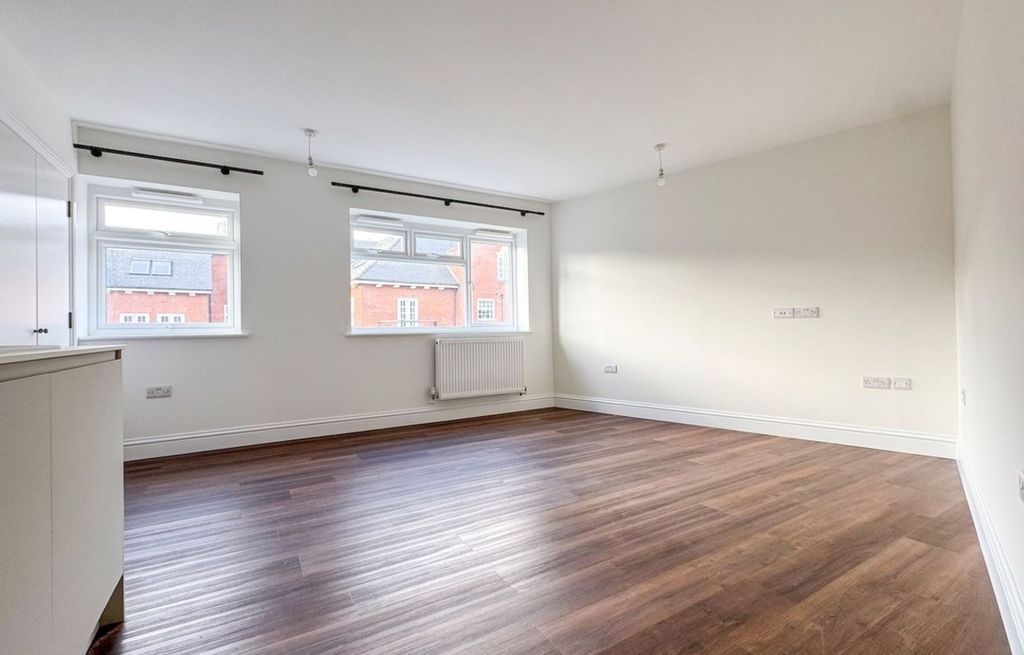 Additional image 2 of 2 bed flat to rentSpringfield Road, Horsham RH12