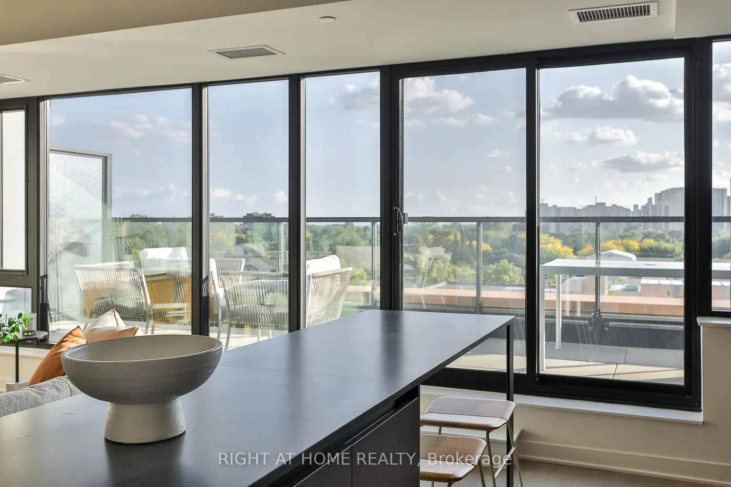 Additional image 10 of 2720 Dundas Street 607