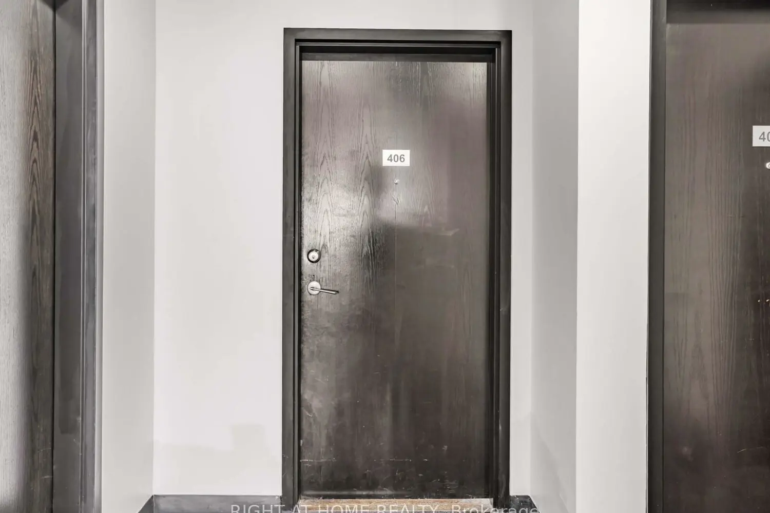 10376 Yonge Street 406 photo 3