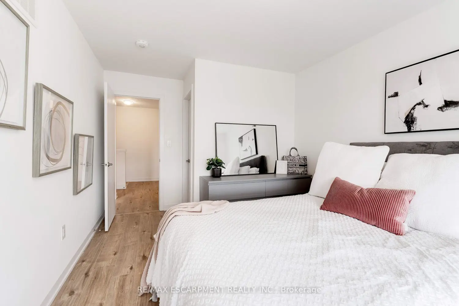 Additional image 18 of 590 North Service Road 46