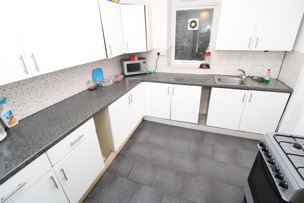 4 bed terraced house to rentLaura Street, Treforest CF37