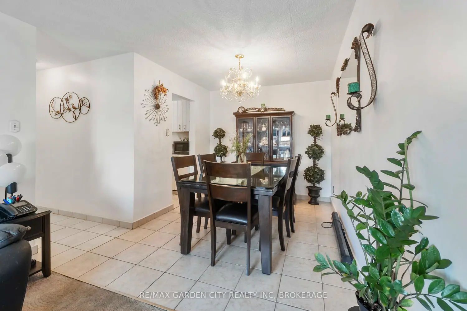 Additional image 10 of 4692 Crysler Avenue 202