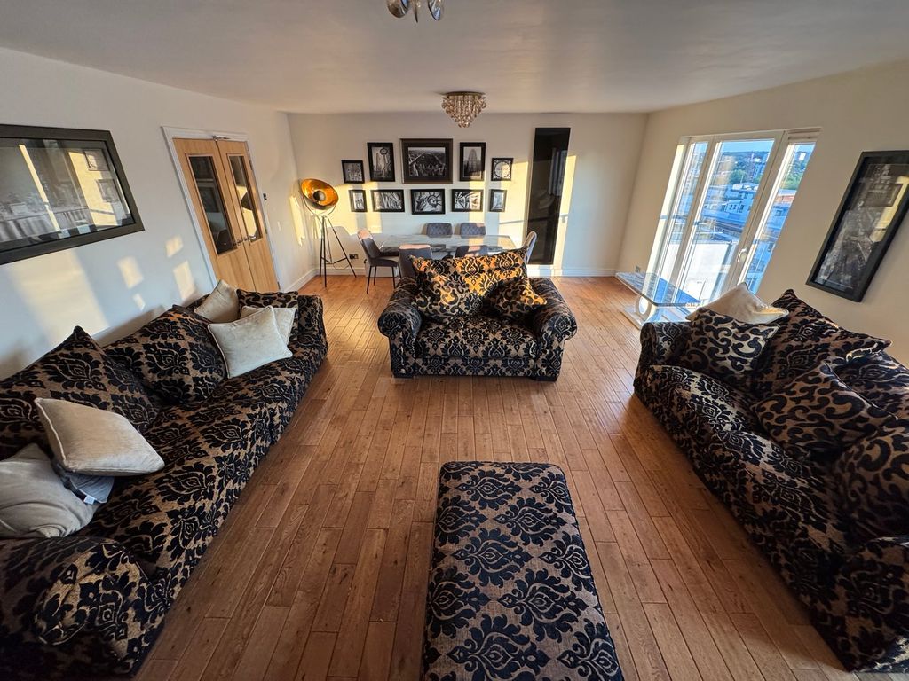 2 bed flat to rentBirmingham B1 photo 2
