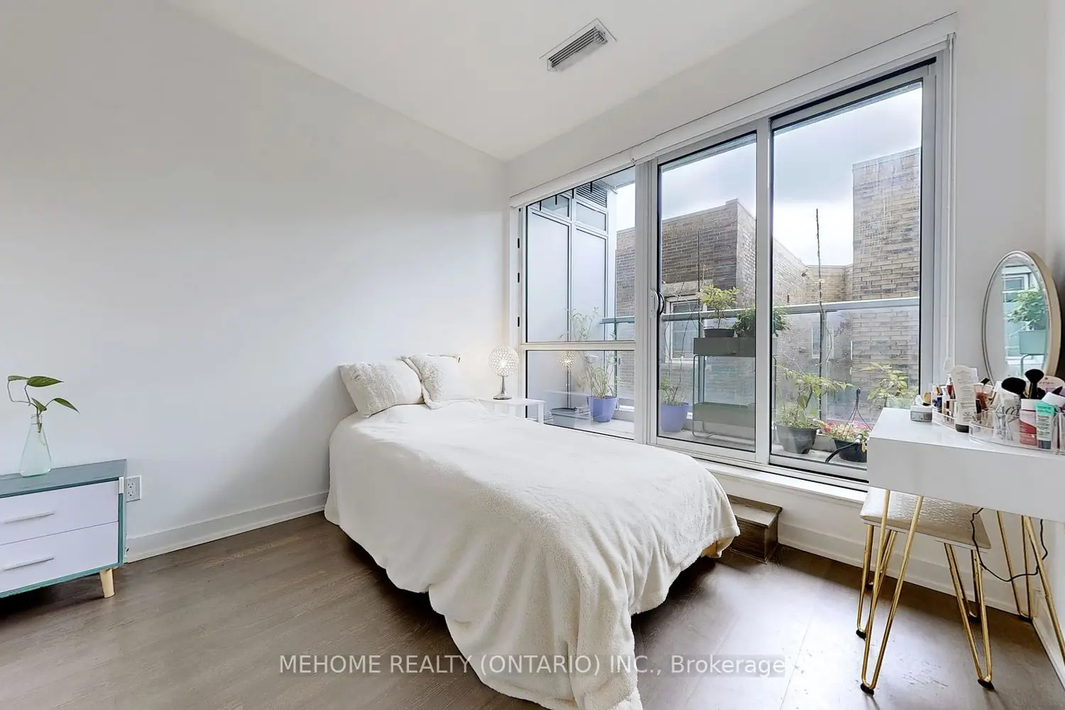 Additional image 12 of 501 St Clair Avenue 204