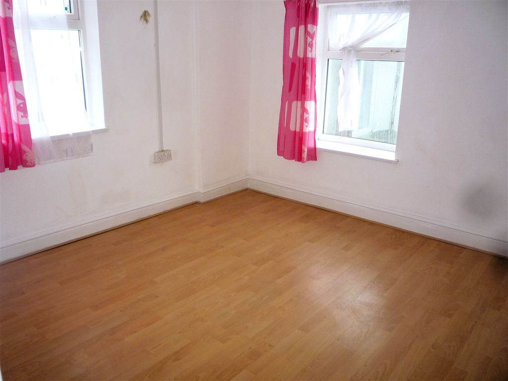 2 bed flat to rentHigh Street, Barry, Vale Of Glamorgan CF62