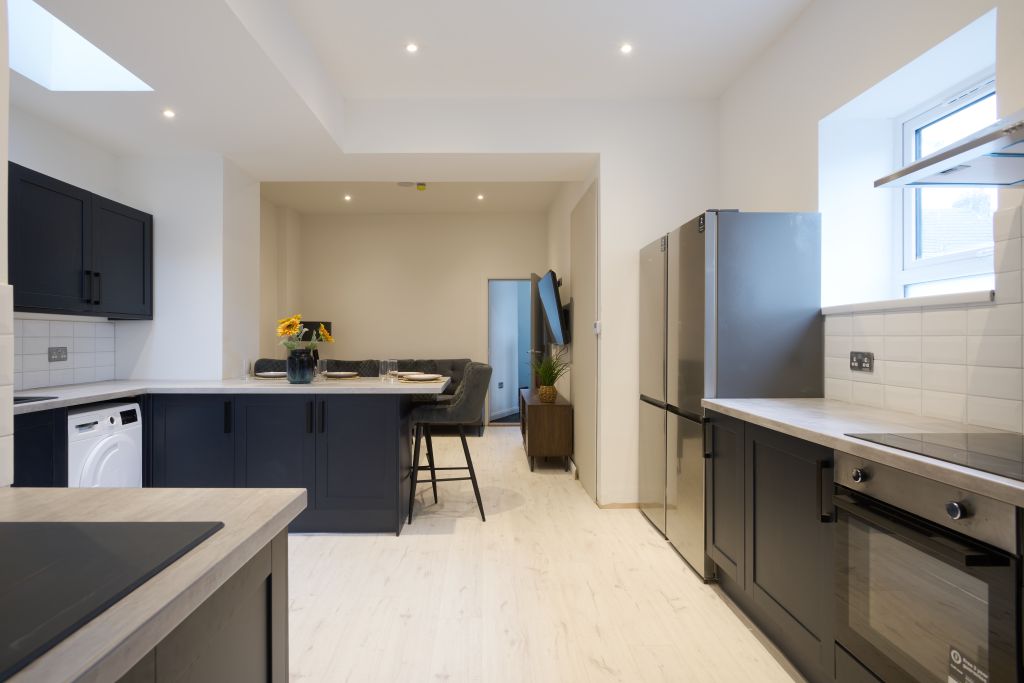 6 bed shared accommodation to rentRichardson Street, Swansea SA1 photo 2