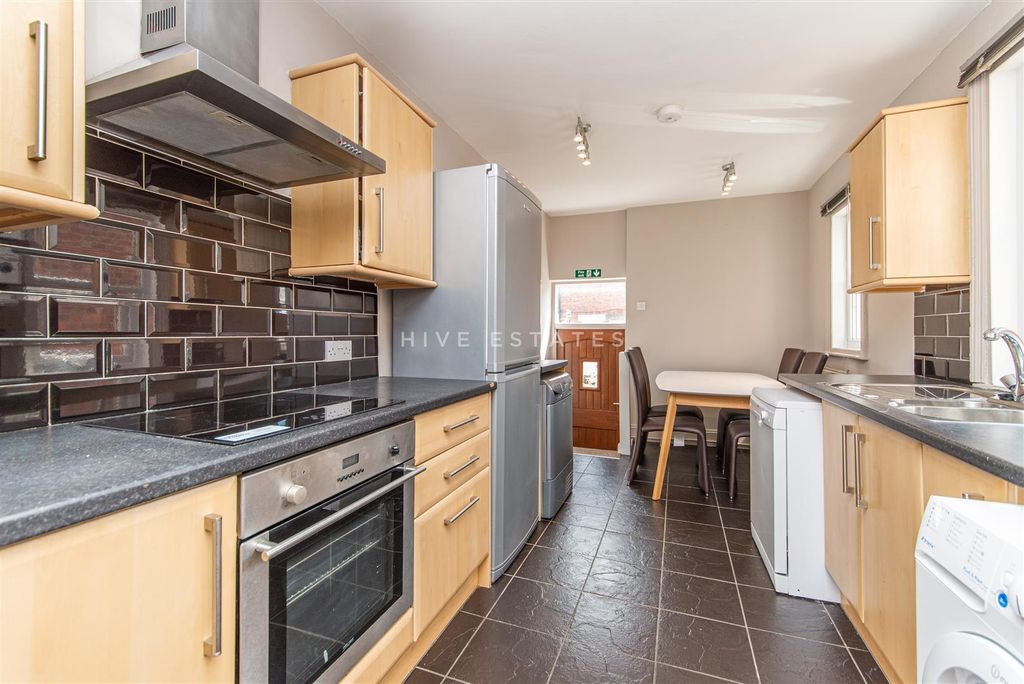 6 bed shared accommodation to rentOakland Road, Jesmond, Newcastle Upon Tyne NE2 photo 2