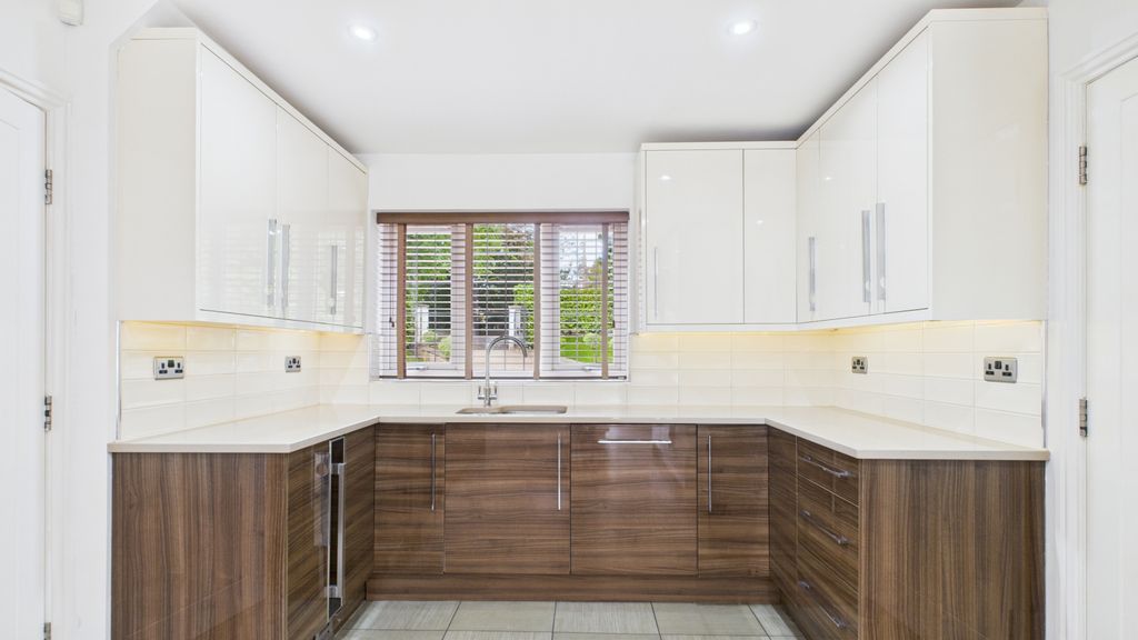 6 bed detached house to rentEndon ST9 photo 3